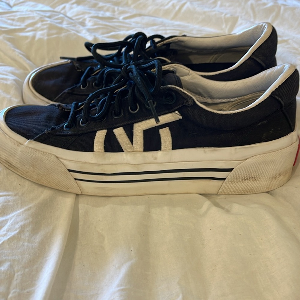 Vans - Picture 3 of 4